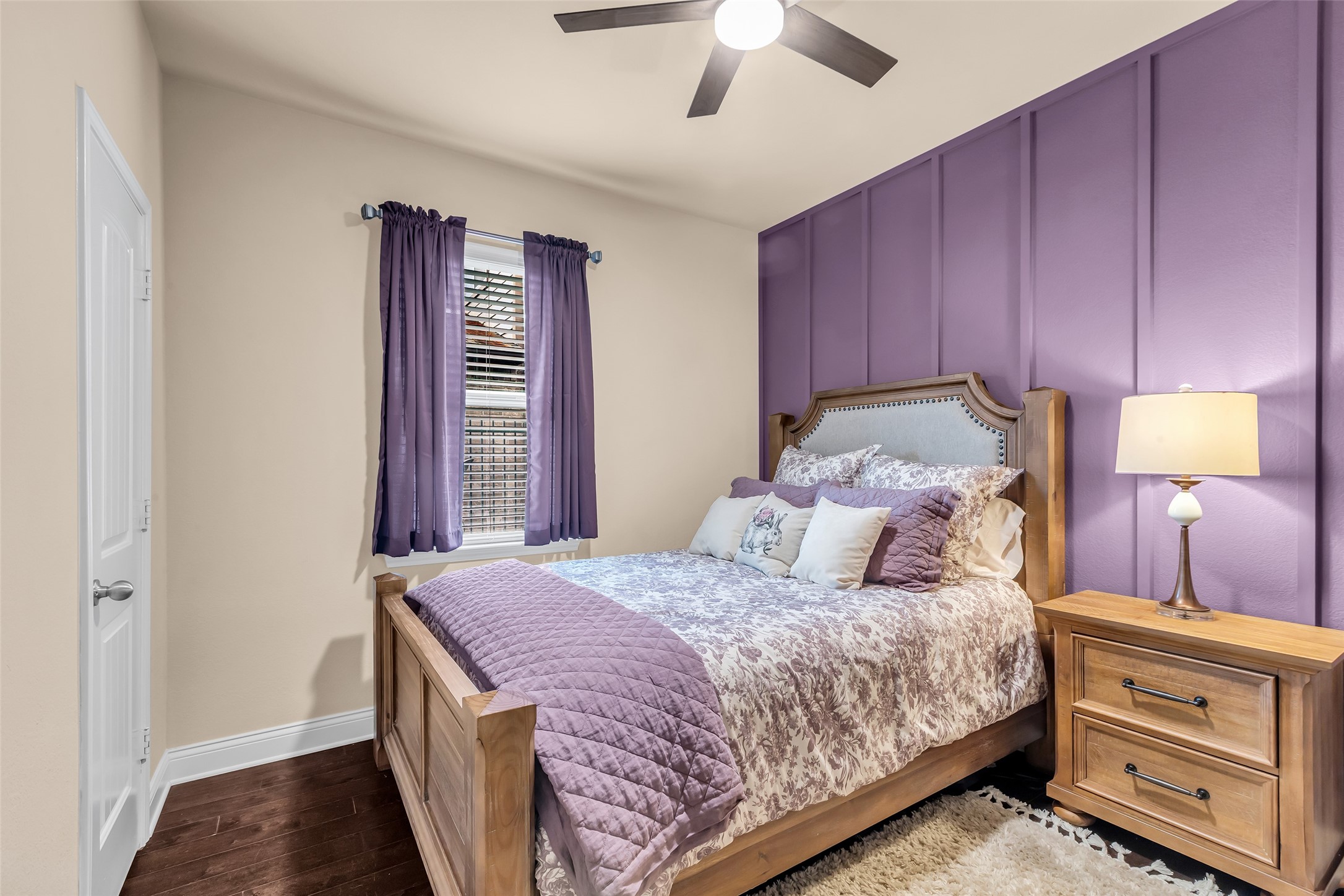 10 Pilot Rock Place Tomball, TX 77375 - Photo 17 of 23 a bedroom with a bed and a lamp