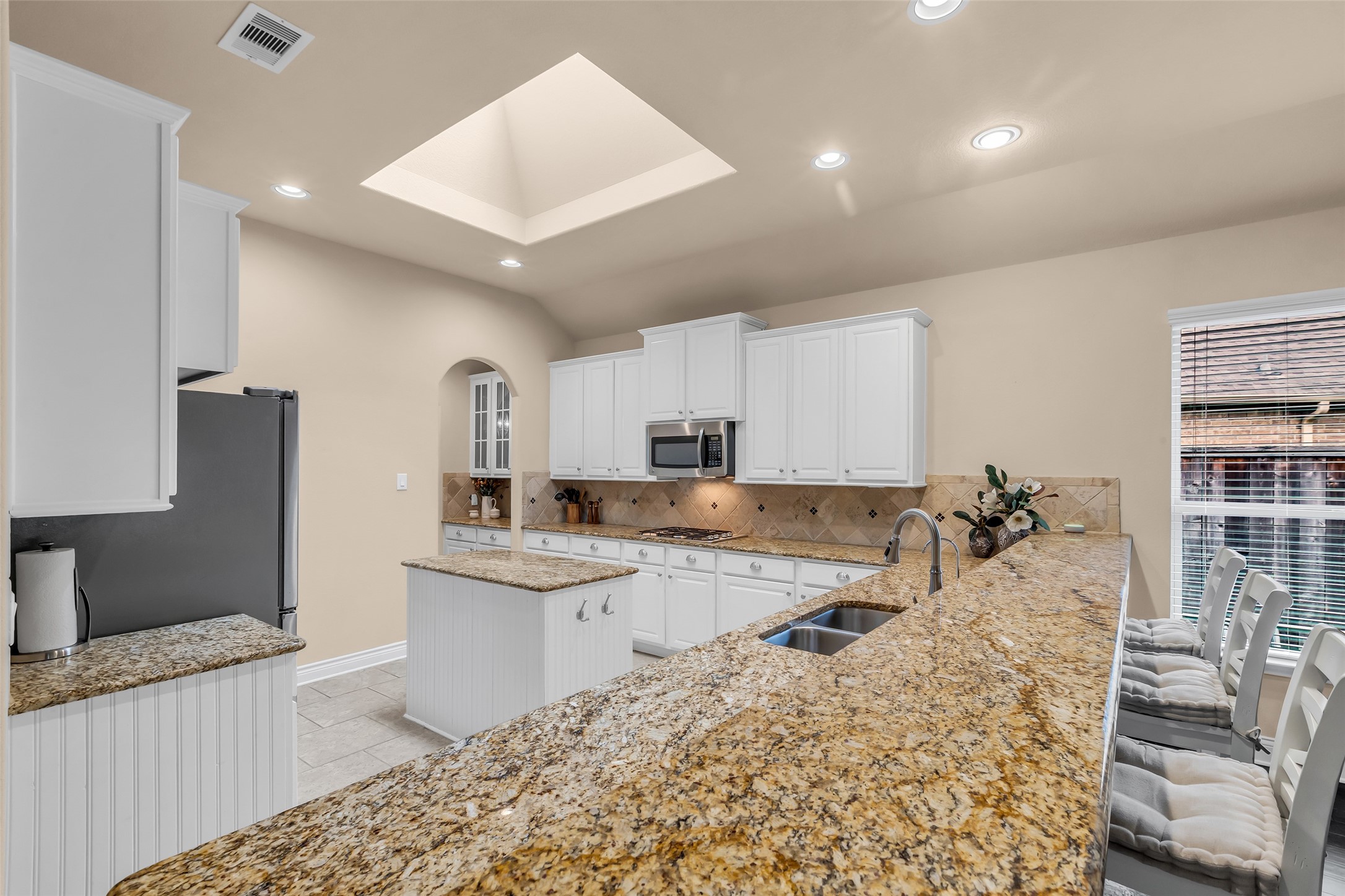 10 Pilot Rock Place Tomball, TX 77375 - Photo 5 of 23 a kitchen with stainless steel appliances granite countertop a sink stove and refrigerator
