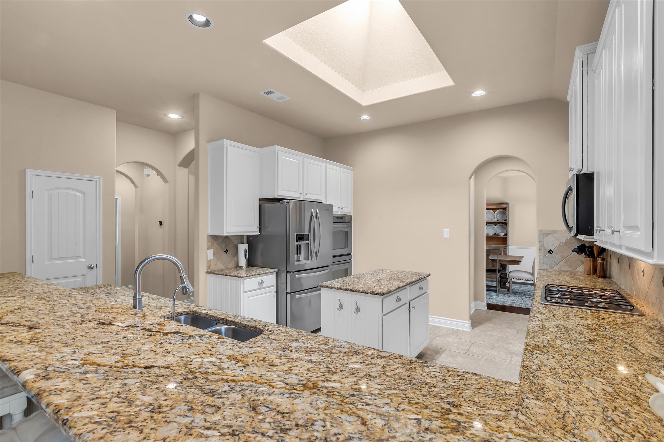 10 Pilot Rock Place Tomball, TX 77375 - Photo 8 of 23 a room with a bed and a view of living room