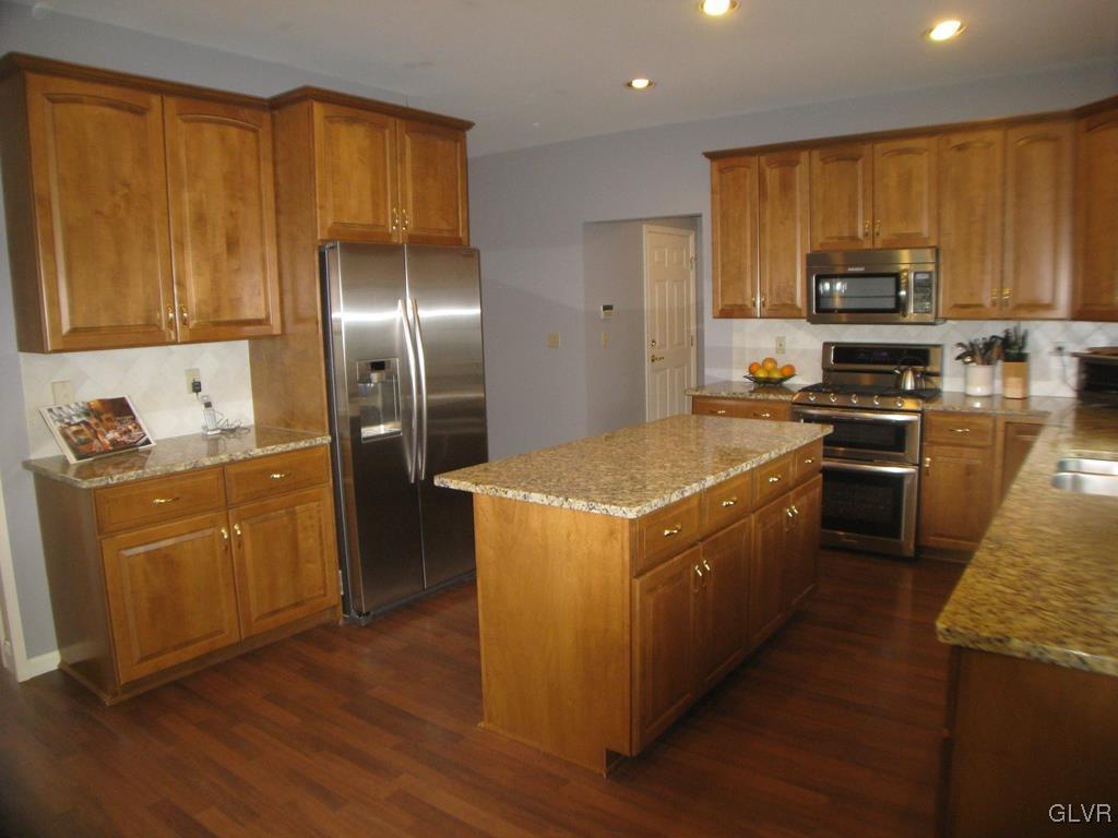 5912 Ricky Ridge Trail Orefield, PA 18069 - Photo 13 of 42 42 inch wall cabinets, granite tops, tile back spl