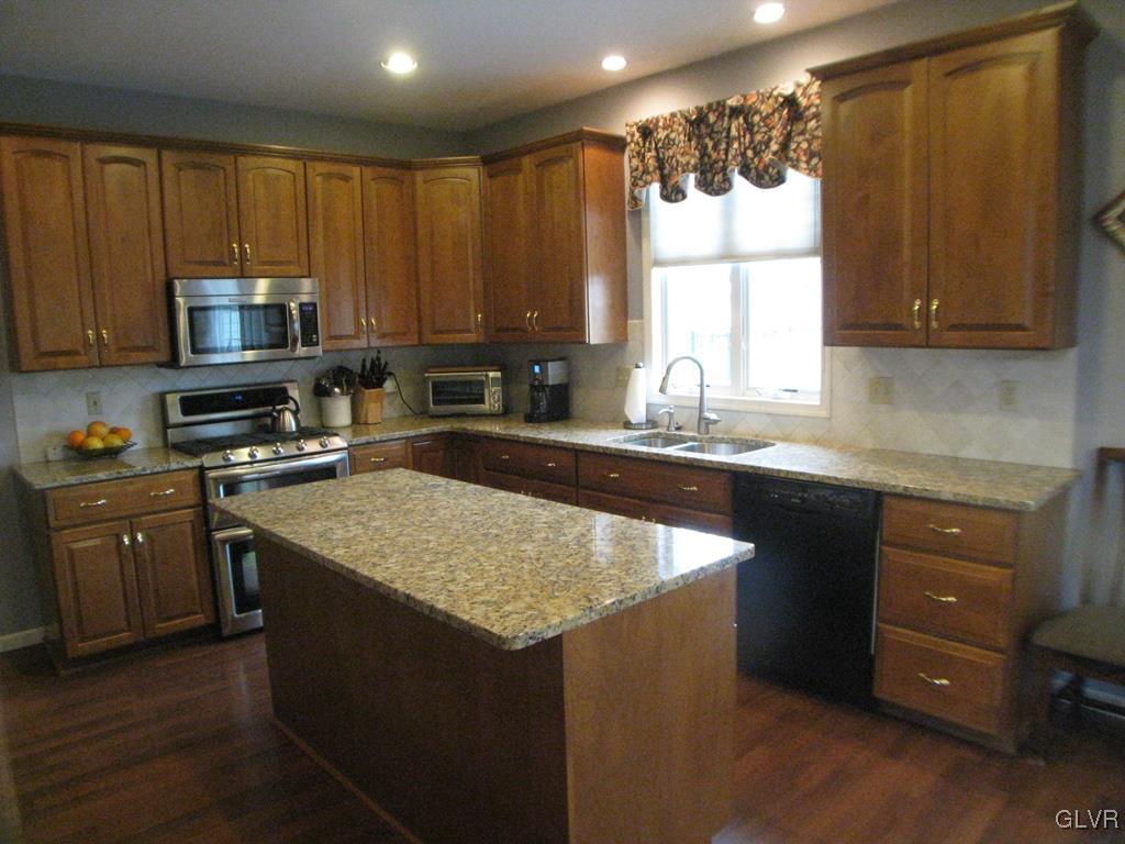 5912 Ricky Ridge Trail Orefield, PA 18069 - Photo 14 of 42 Center island