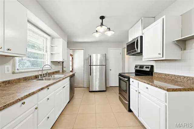 $285,000 | 1090 Kinstern Drive, Des Peres, MO 63131