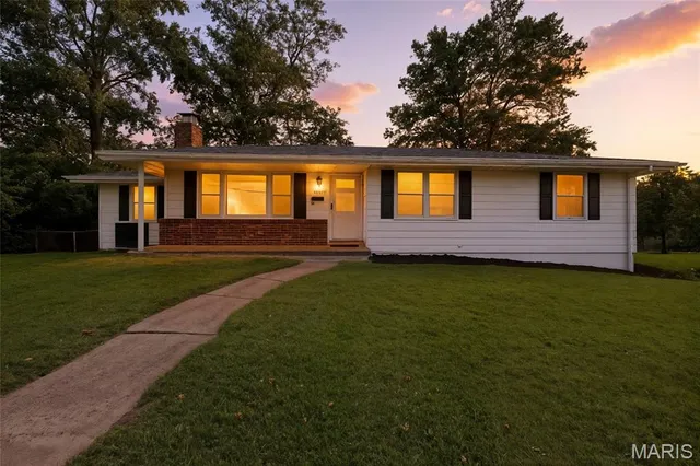 $285,000 | 1090 Kinstern Drive, Des Peres, MO 63131