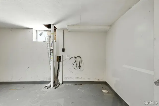 $285,000 | 1090 Kinstern Drive, Des Peres, MO 63131