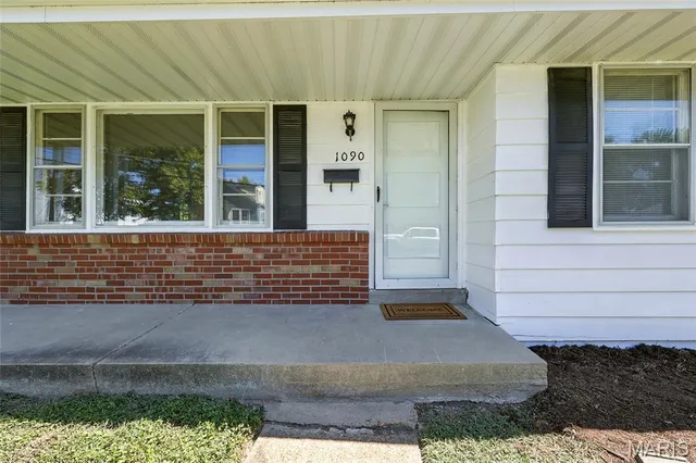 $285,000 | 1090 Kinstern Drive, Des Peres, MO 63131