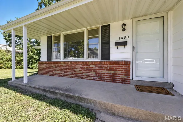 $285,000 | 1090 Kinstern Drive, Des Peres, MO 63131