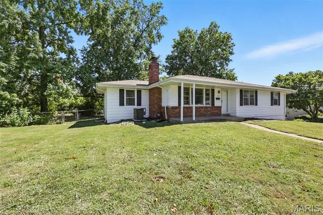 $285,000 | 1090 Kinstern Drive, Des Peres, MO 63131