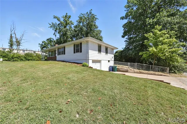 $285,000 | 1090 Kinstern Drive, Des Peres, MO 63131