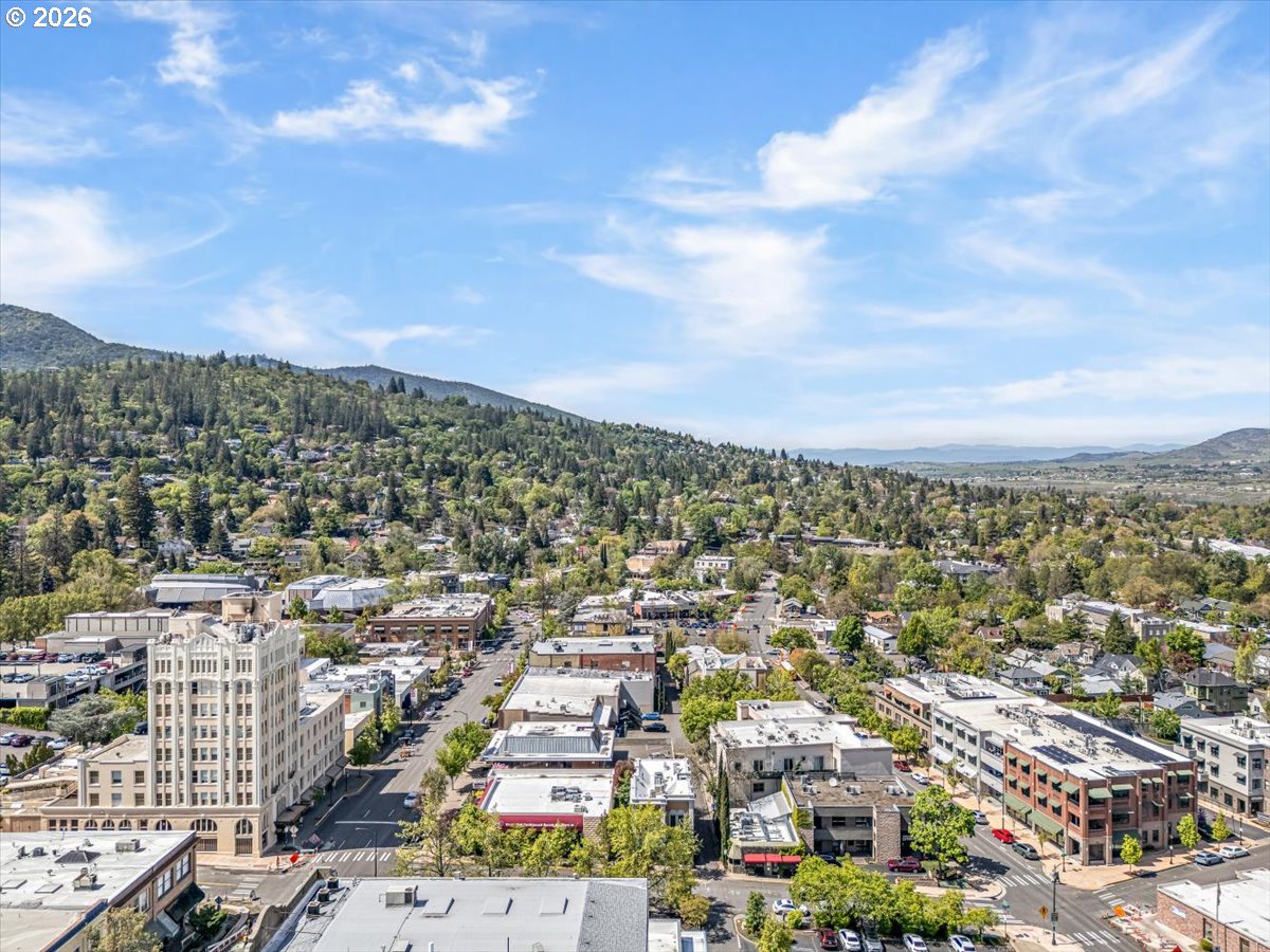 175 Lithia Way, Unit 303 Ashland, OR 97520 - Photo 5 of 48