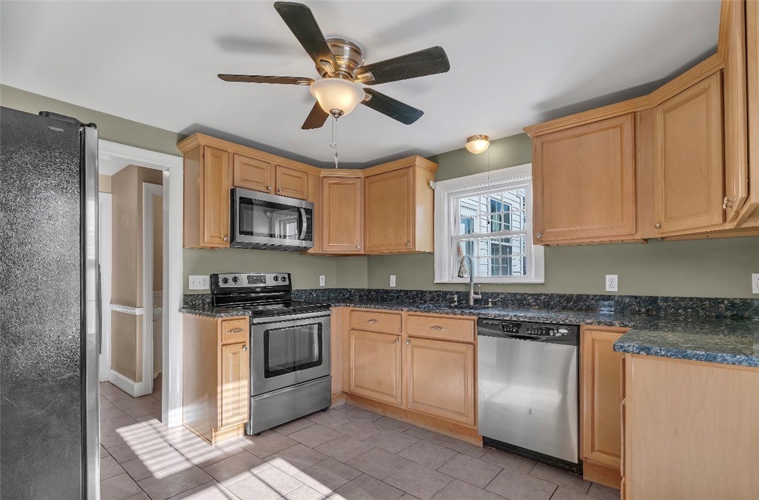 174 Littlefield Street Pawtucket, RI 02861 - Photo 10 of 24