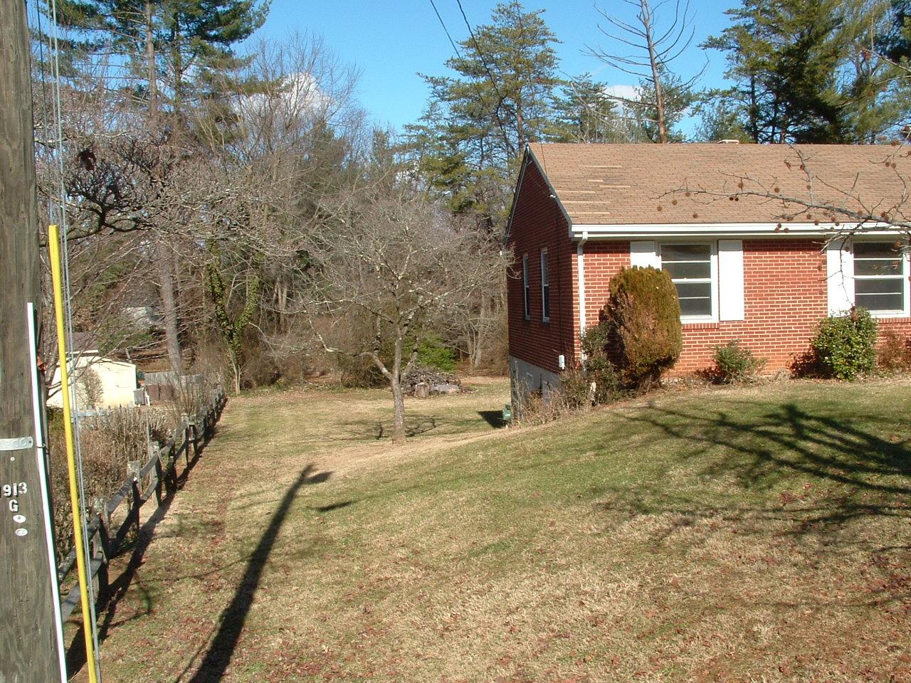 3519 Windsor Road Roanoke, VA 24018 - Photo 5 of 6 side yard
