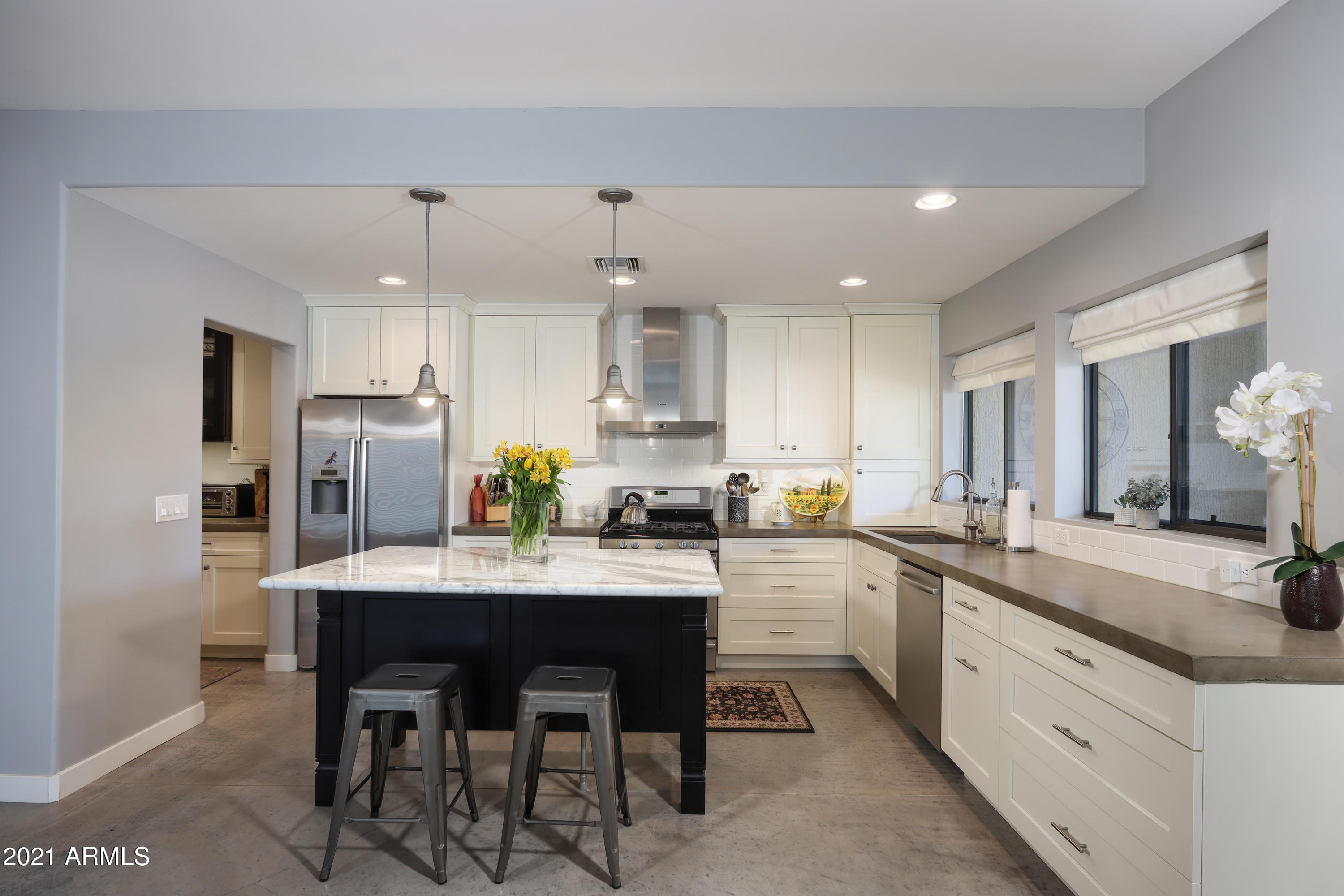 943 East Kortsen Road, Unit 10 Casa Grande, AZ 85122 - Photo 16 of 50 Kitchen counter seating