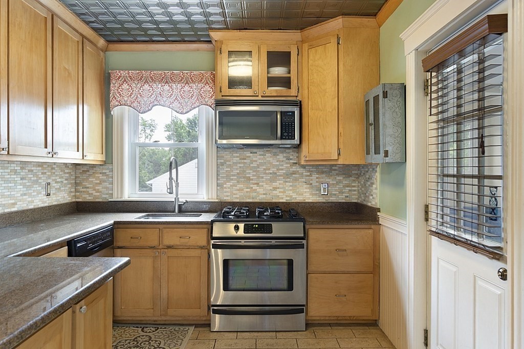 39 Forsberg Street Worcester, MA 01607 - Photo 10 of 34 Gallery Image 10