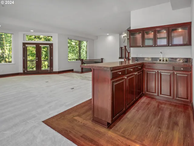 a view of a livingroom with furniture