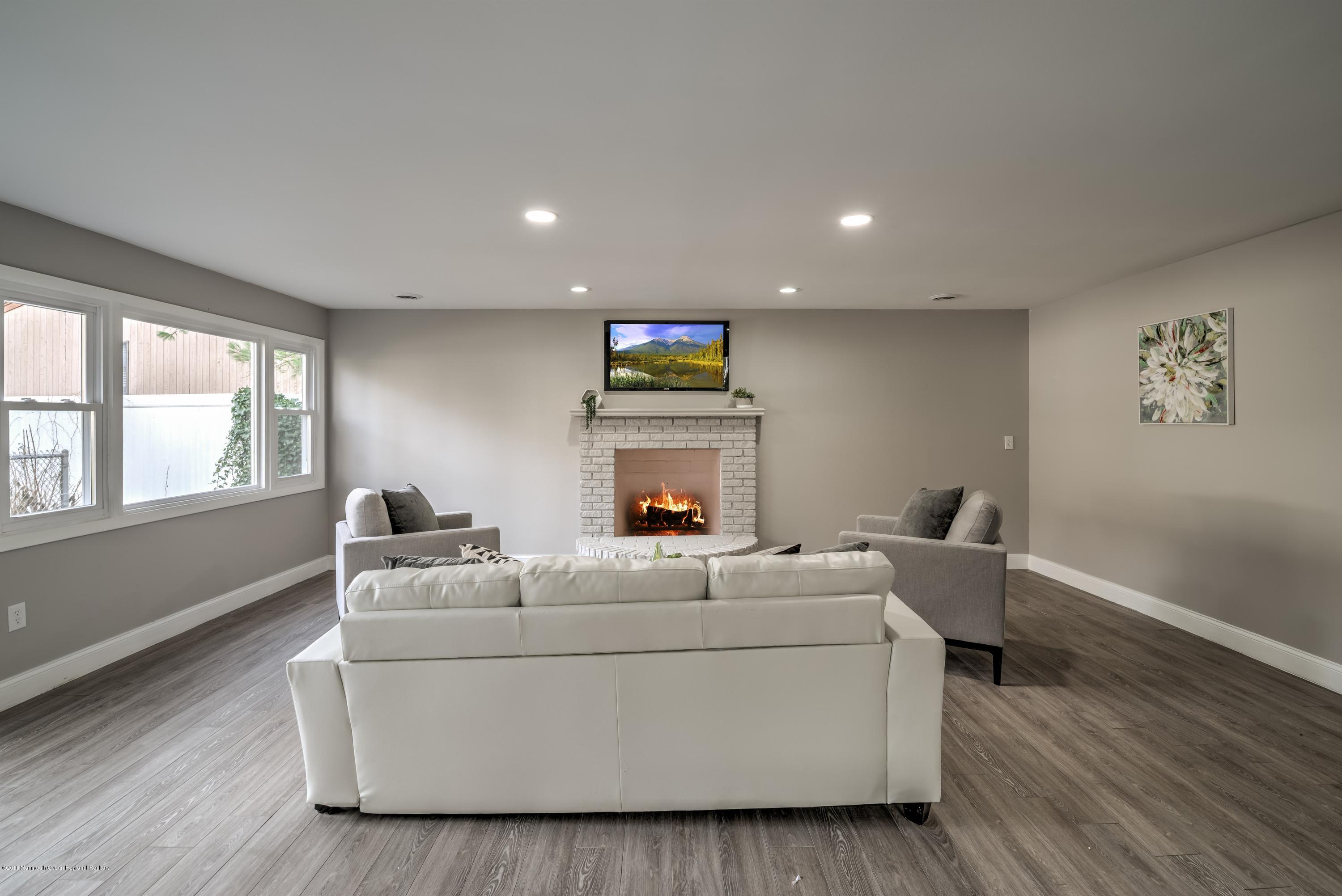 65 Sloop Creek Road Bayville, NJ 08721 - Photo 4 of 29 004_LIVING ROOM