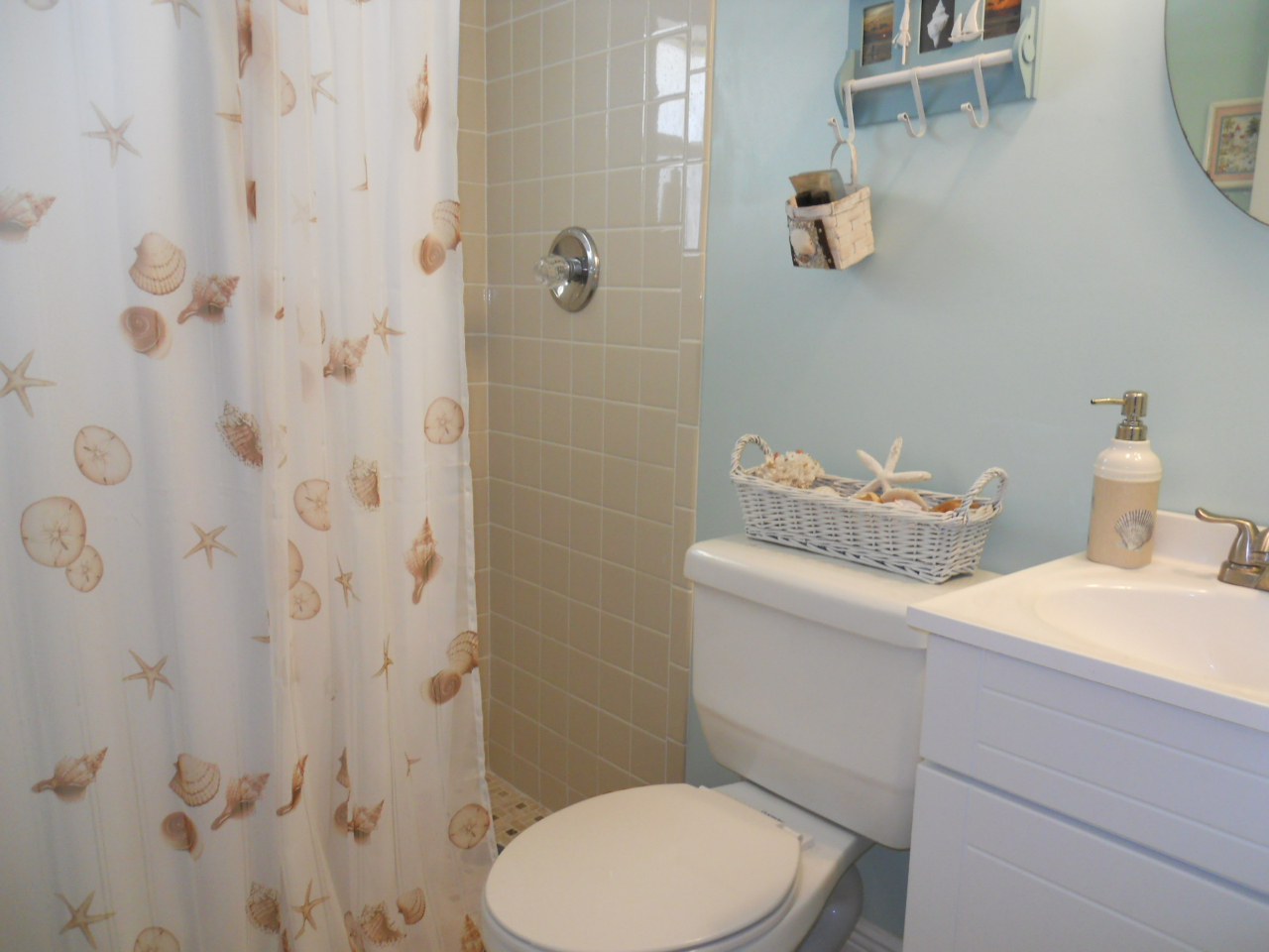 606 La Paloma Road Key Largo, FL 33037 - Photo 14 of 22 Guest bath (down)