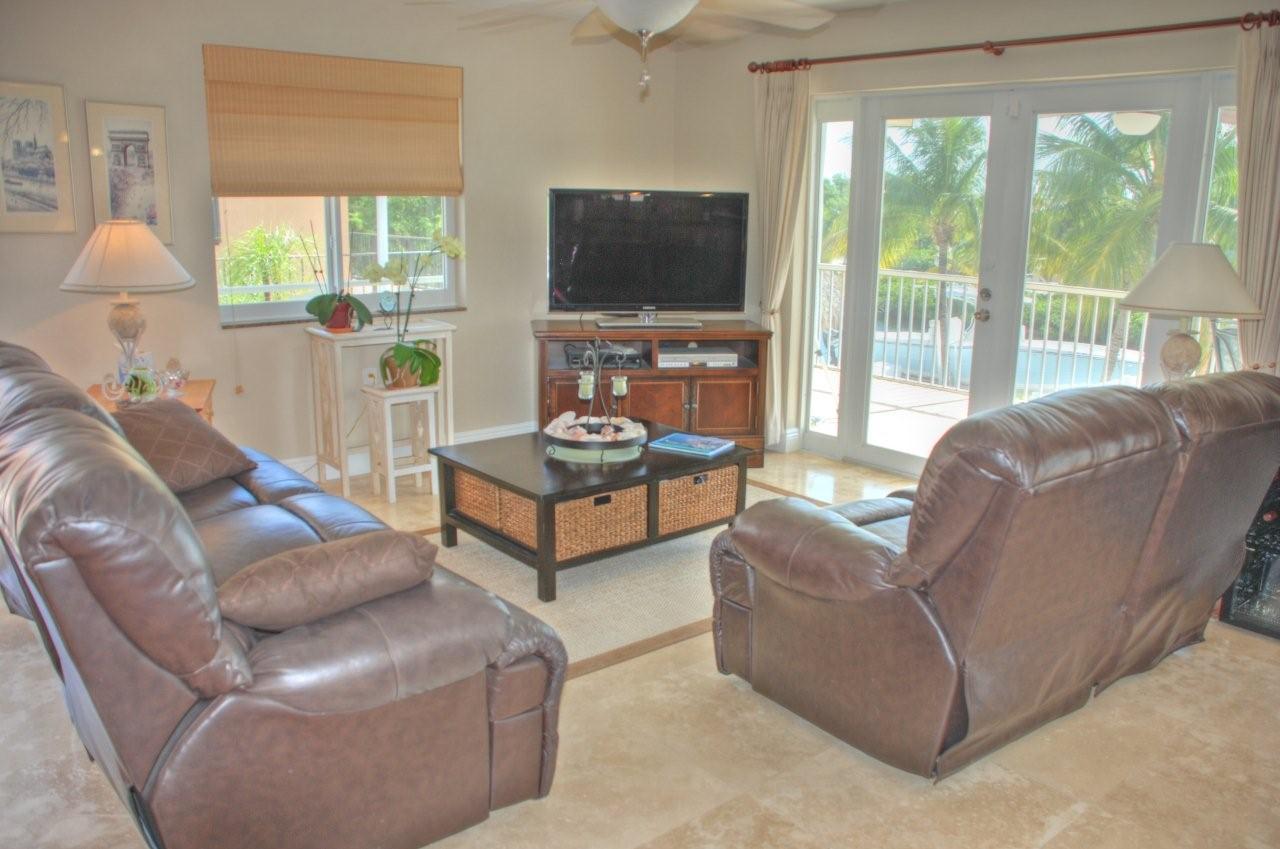 606 La Paloma Road Key Largo, FL 33037 - Photo 3 of 22 Living Area