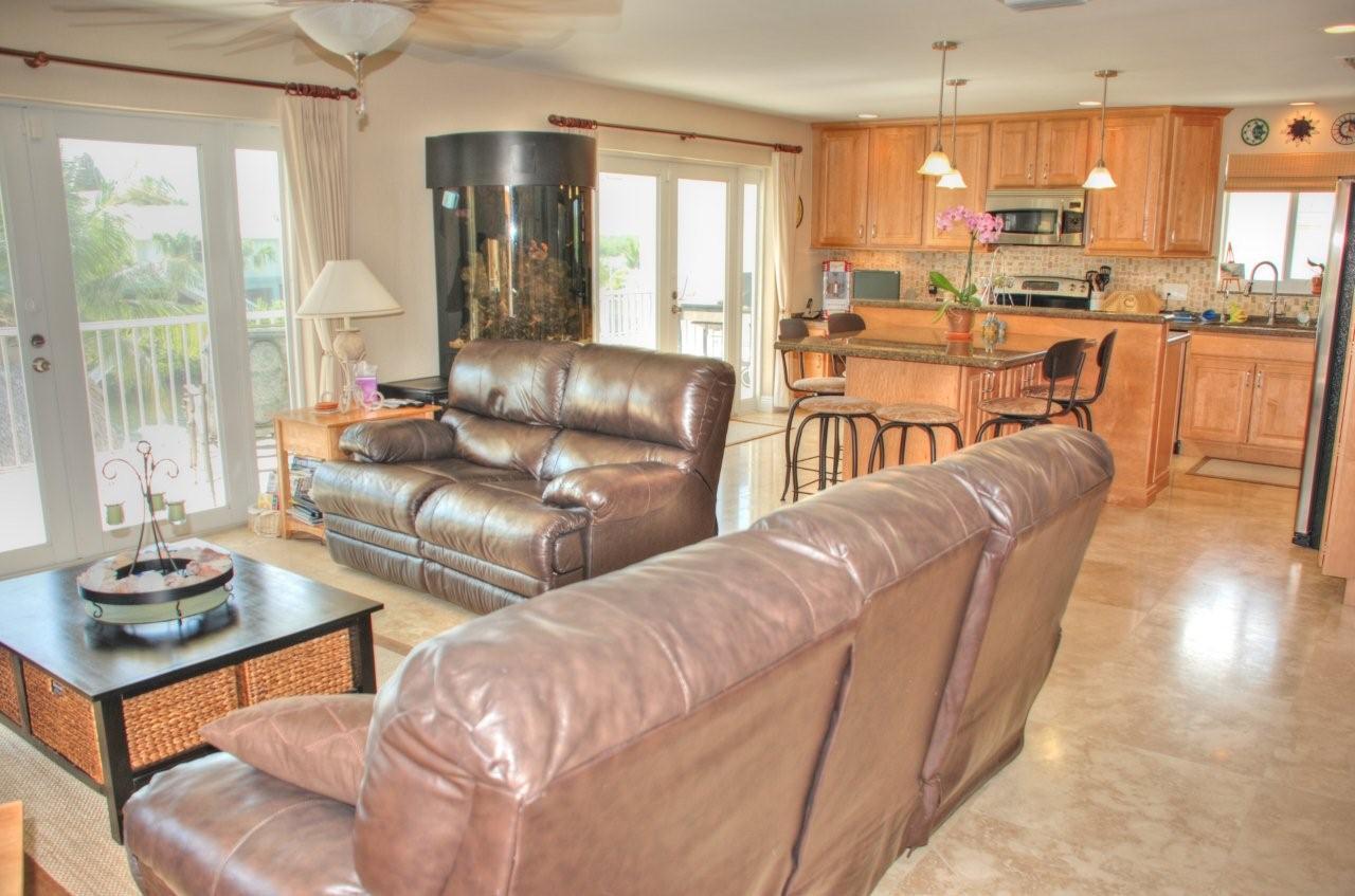 606 La Paloma Road Key Largo, FL 33037 - Photo 4 of 22 Living Area