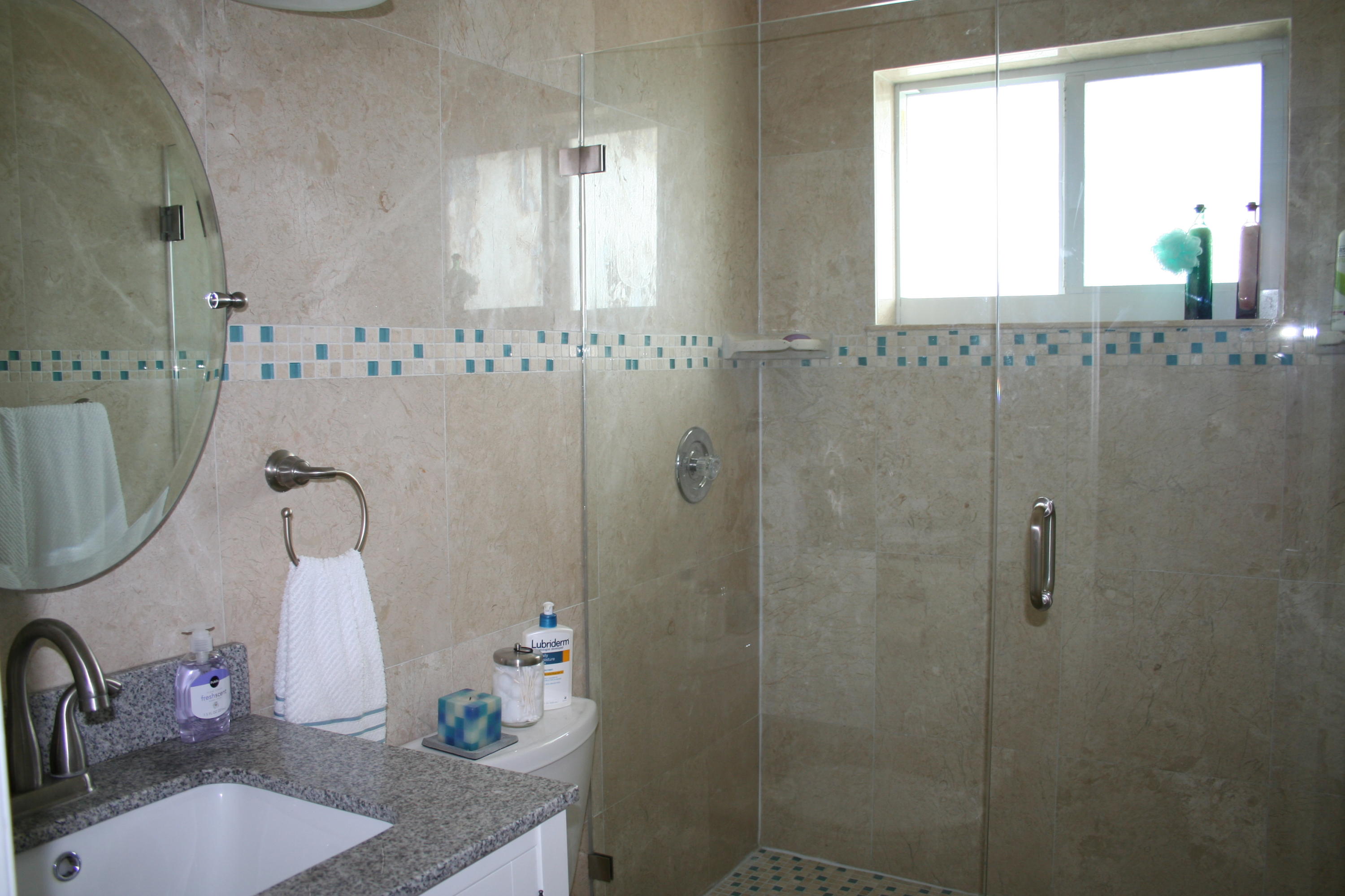 606 La Paloma Road Key Largo, FL 33037 - Photo 10 of 22 Guest Bath (up)