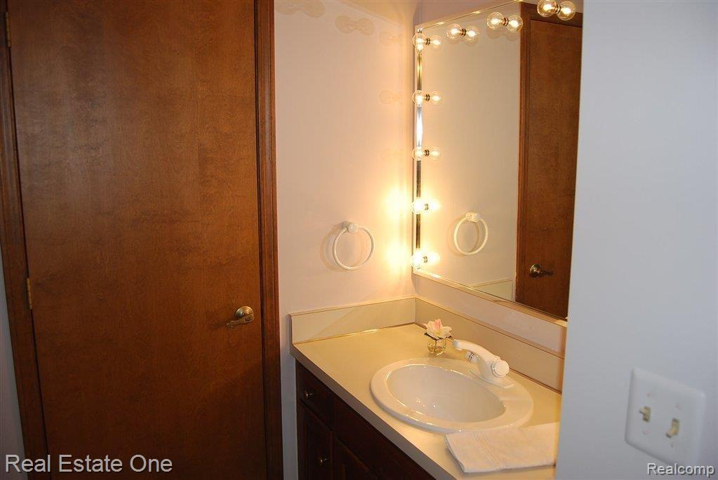 922 GreenView Court, Unit 22 Rochester, MI 48307 - Photo 23 of 24 Full Hall Bath access to 3rd Bed