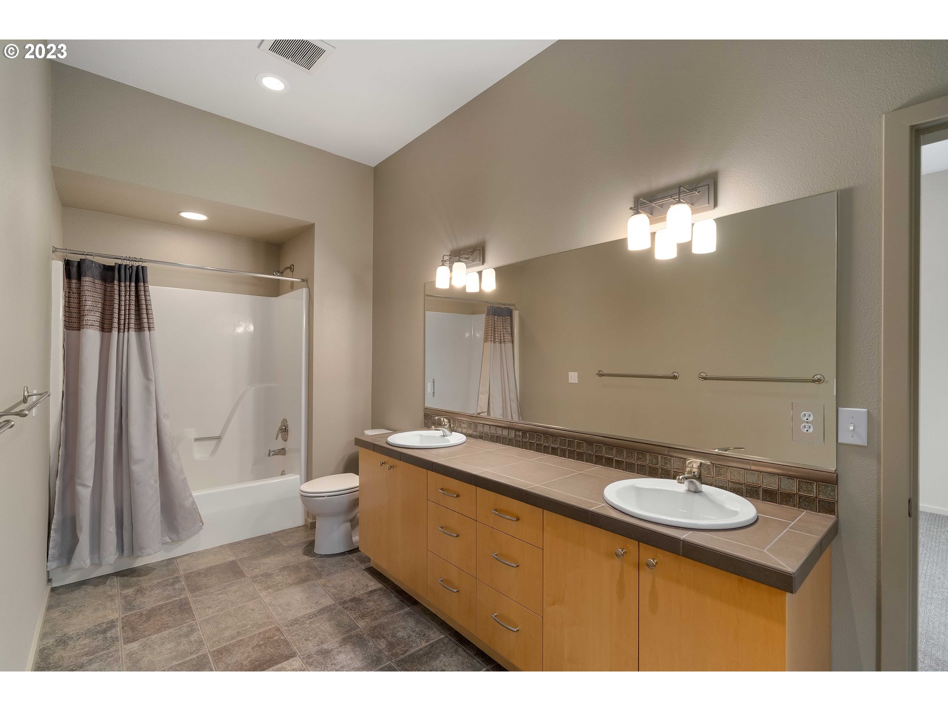 3324 Southwest Fairmount Boulevard Portland, OR 97239 - Photo 42 of 48 Bathroom