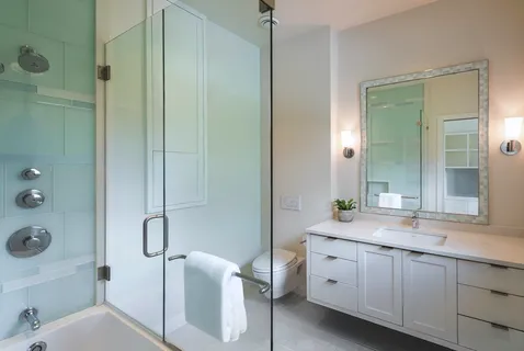 an empty room with windows and pillars in it