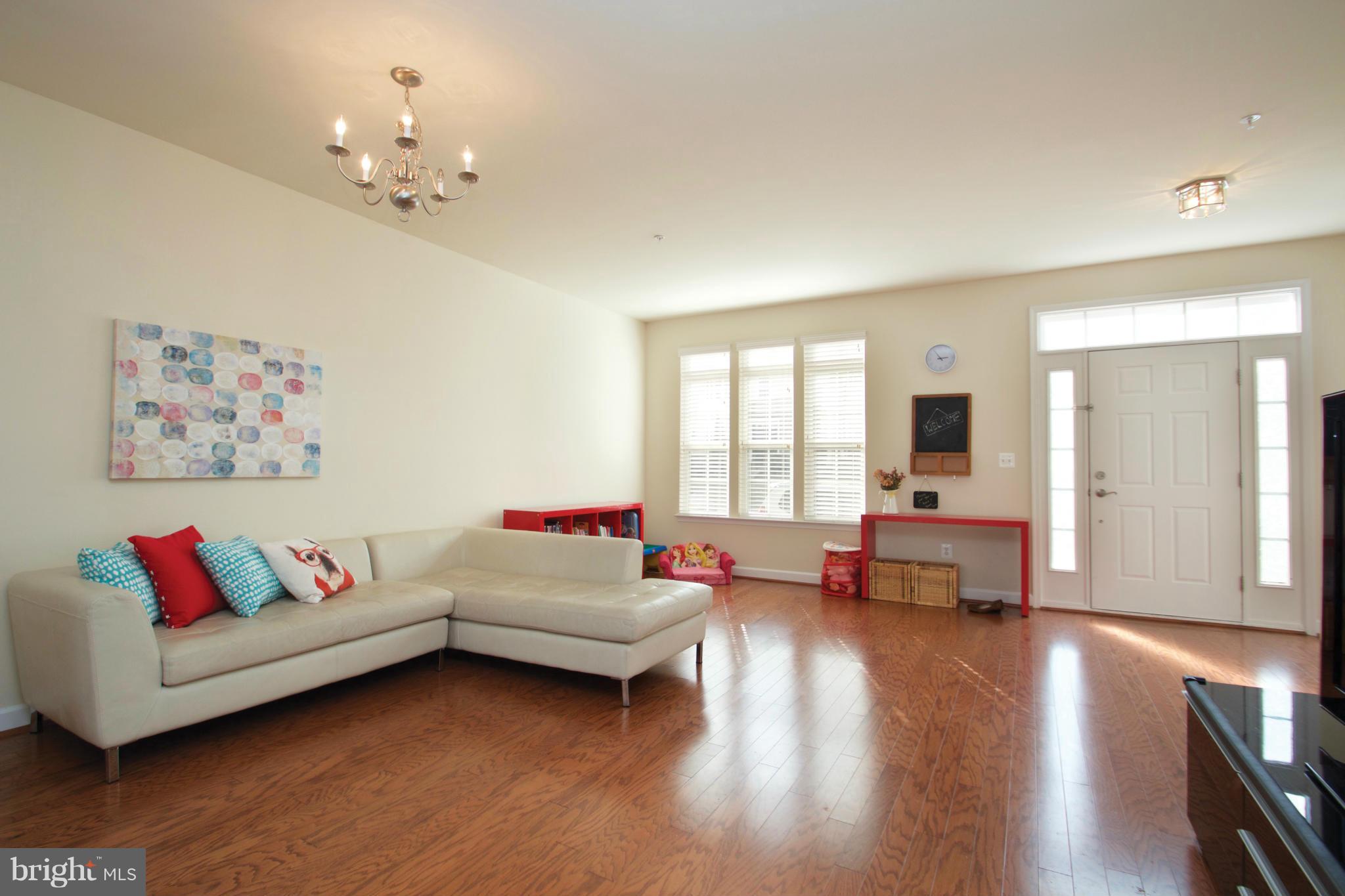 11610 Leesborough Circle Silver Spring, MD 20902 - Photo 3 of 24 Living Room