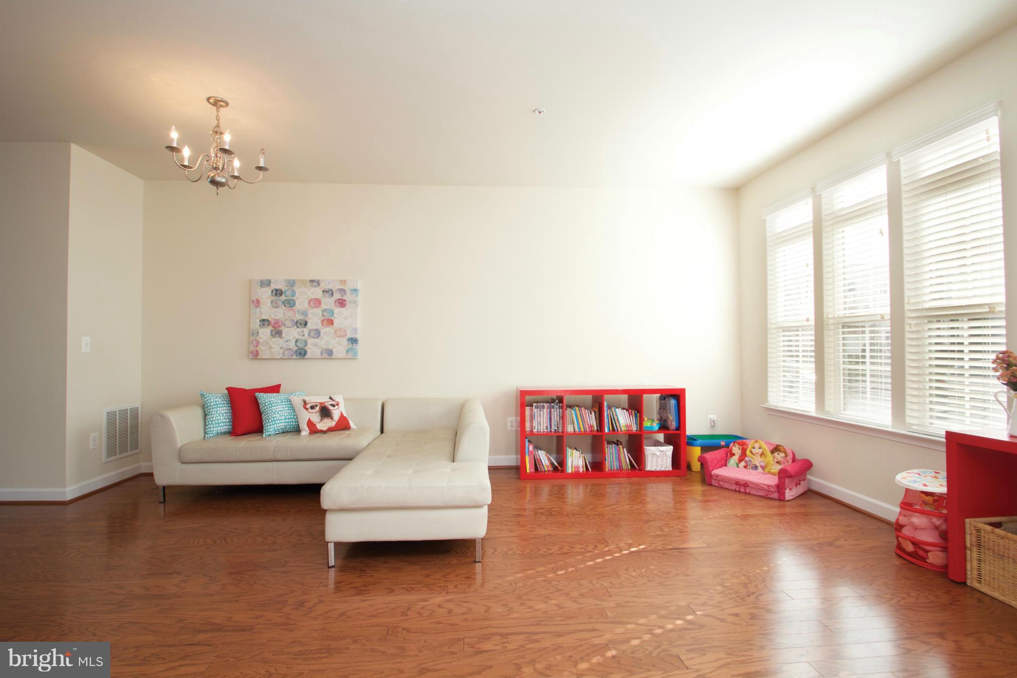 11610 Leesborough Circle Silver Spring, MD 20902 - Photo 4 of 24 Living Room