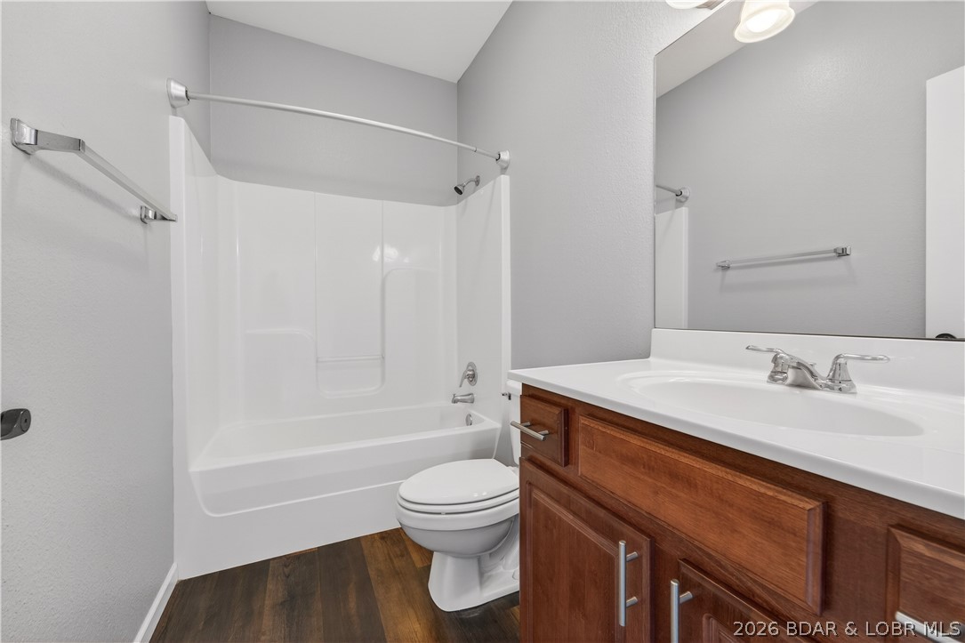 109 Reddington Road Four Seasons, MO 65049 - Photo 21 of 71 A well-appointed second full bath serving the addi