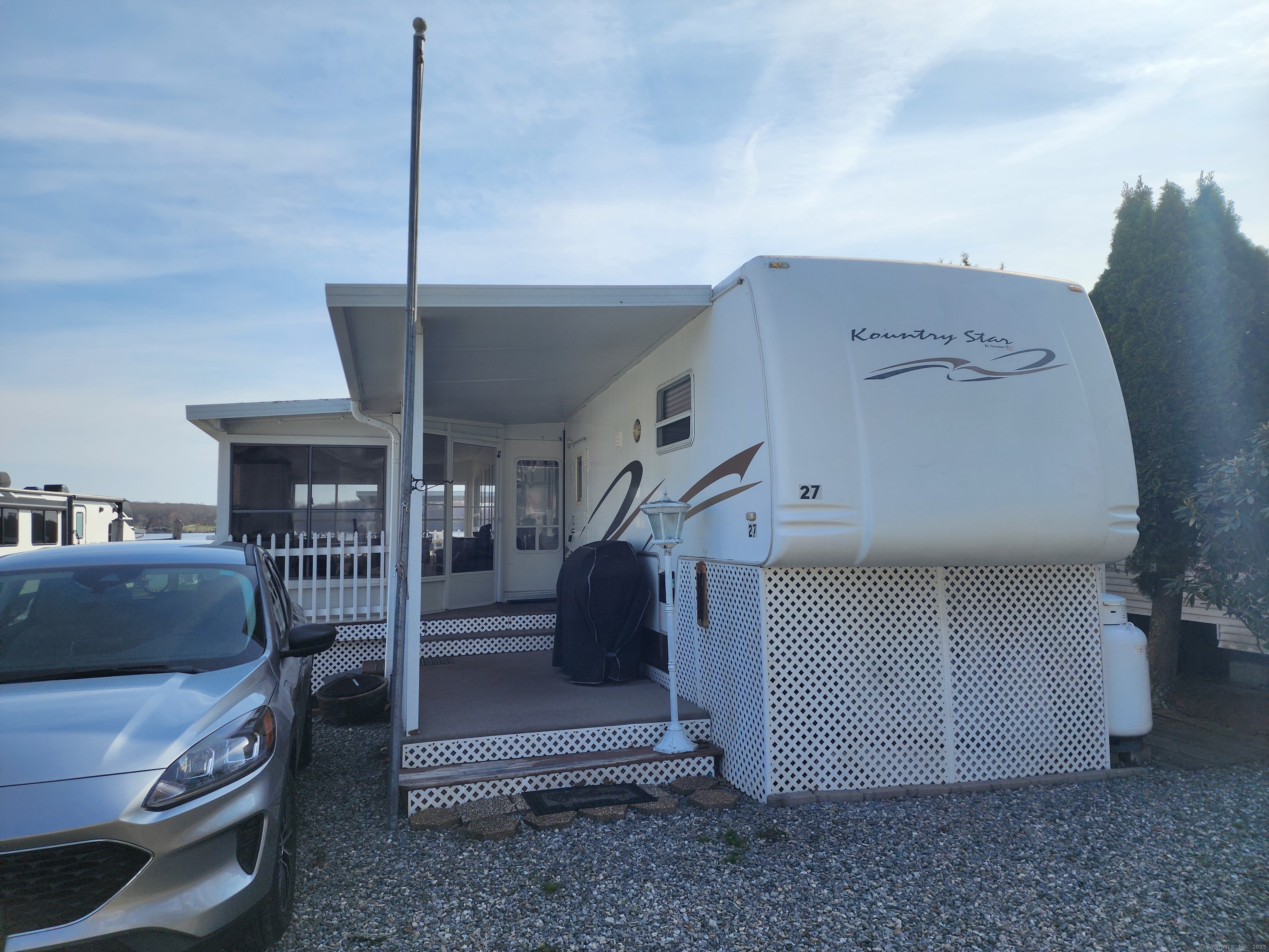 a view of livingroom with furniture
