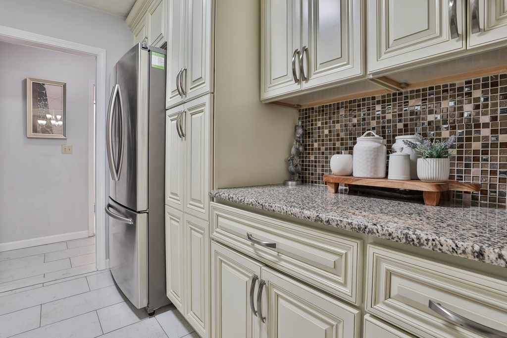 310 Brook Village Road, Unit 5 Nashua, NH 03062 - Photo 3 of 25 Gallery Image 3