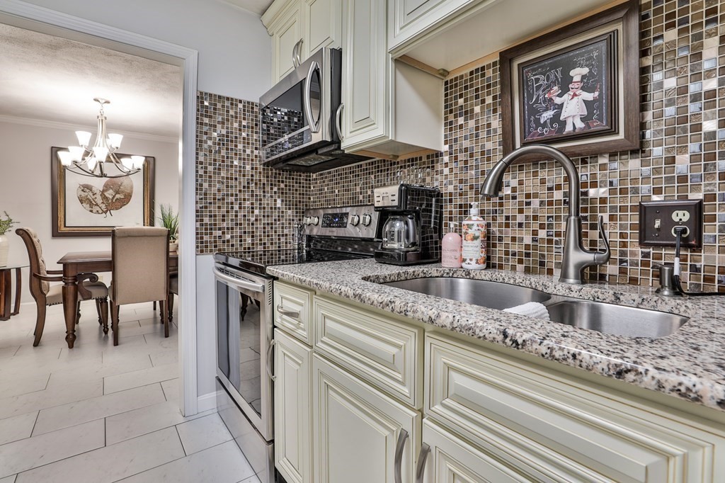 310 Brook Village Road, Unit 5 Nashua, NH 03062 - Photo 5 of 25 Gallery Image 5