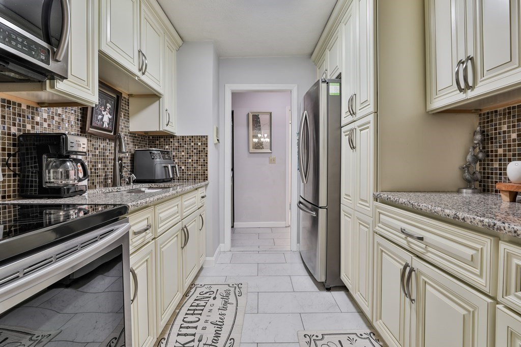 310 Brook Village Road, Unit 5 Nashua, NH 03062 - Photo 7 of 25 Gallery Image 7