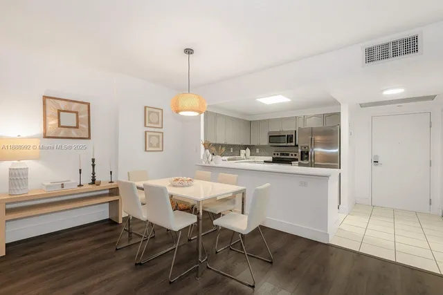 $7,000 | 2301 Collins Avenue, Unit 333, Miami Beach, FL 33139