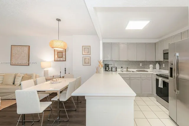 $7,000 | 2301 Collins Avenue, Unit 333, Miami Beach, FL 33139