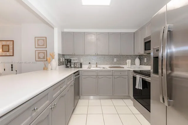 $7,000 | 2301 Collins Avenue, Unit 333, Miami Beach, FL 33139