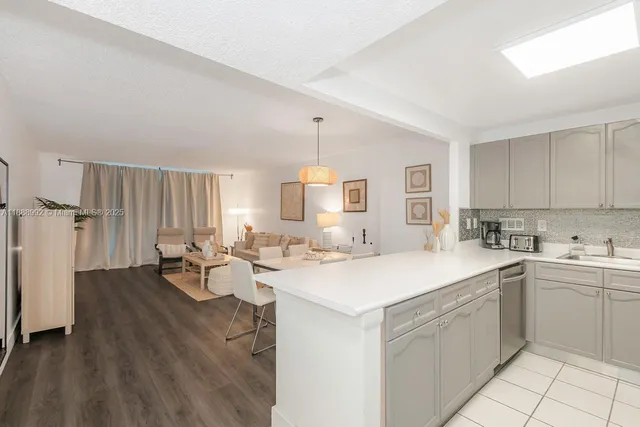 $7,000 | 2301 Collins Avenue, Unit 333, Miami Beach, FL 33139