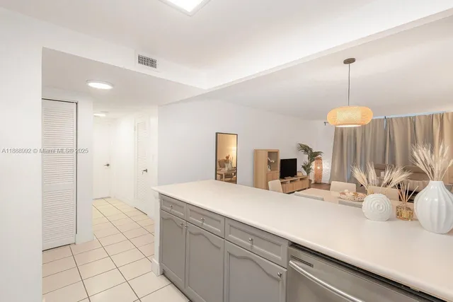 $7,000 | 2301 Collins Avenue, Unit 333, Miami Beach, FL 33139