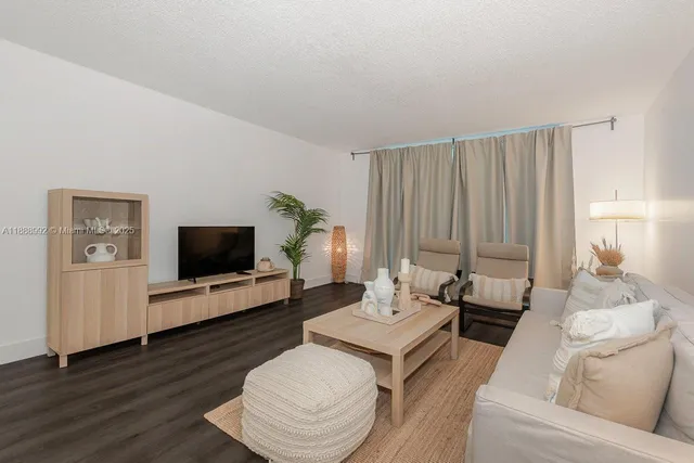 $7,000 | 2301 Collins Avenue, Unit 333, Miami Beach, FL 33139