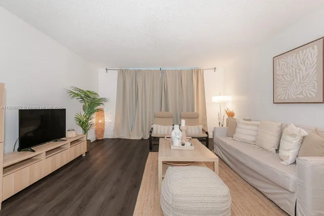 $7,000 | 2301 Collins Avenue, Unit 333, Miami Beach, FL 33139