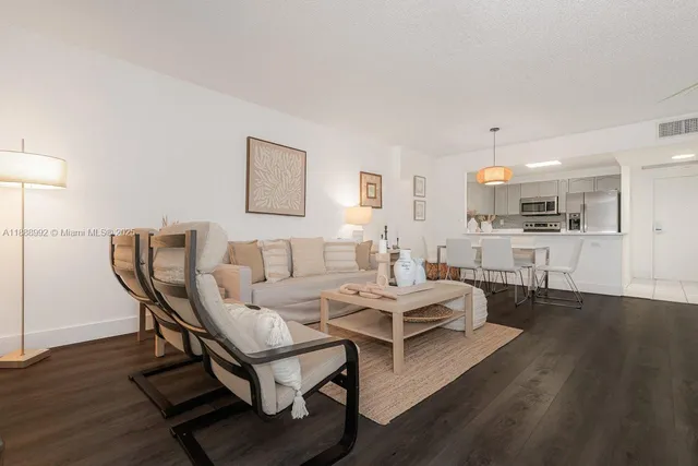 $7,000 | 2301 Collins Avenue, Unit 333, Miami Beach, FL 33139