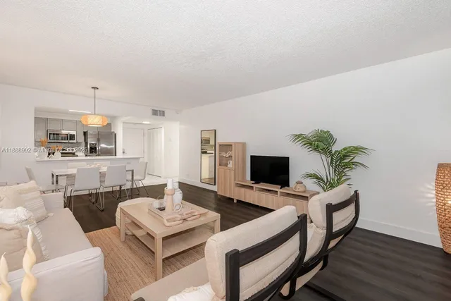 $7,000 | 2301 Collins Avenue, Unit 333, Miami Beach, FL 33139