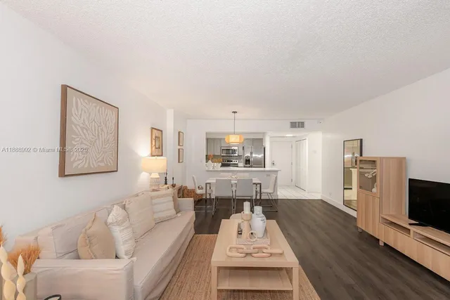 $7,000 | 2301 Collins Avenue, Unit 333, Miami Beach, FL 33139