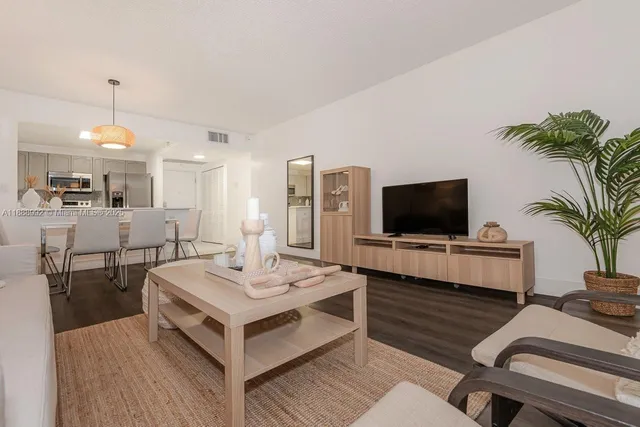 $7,000 | 2301 Collins Avenue, Unit 333, Miami Beach, FL 33139