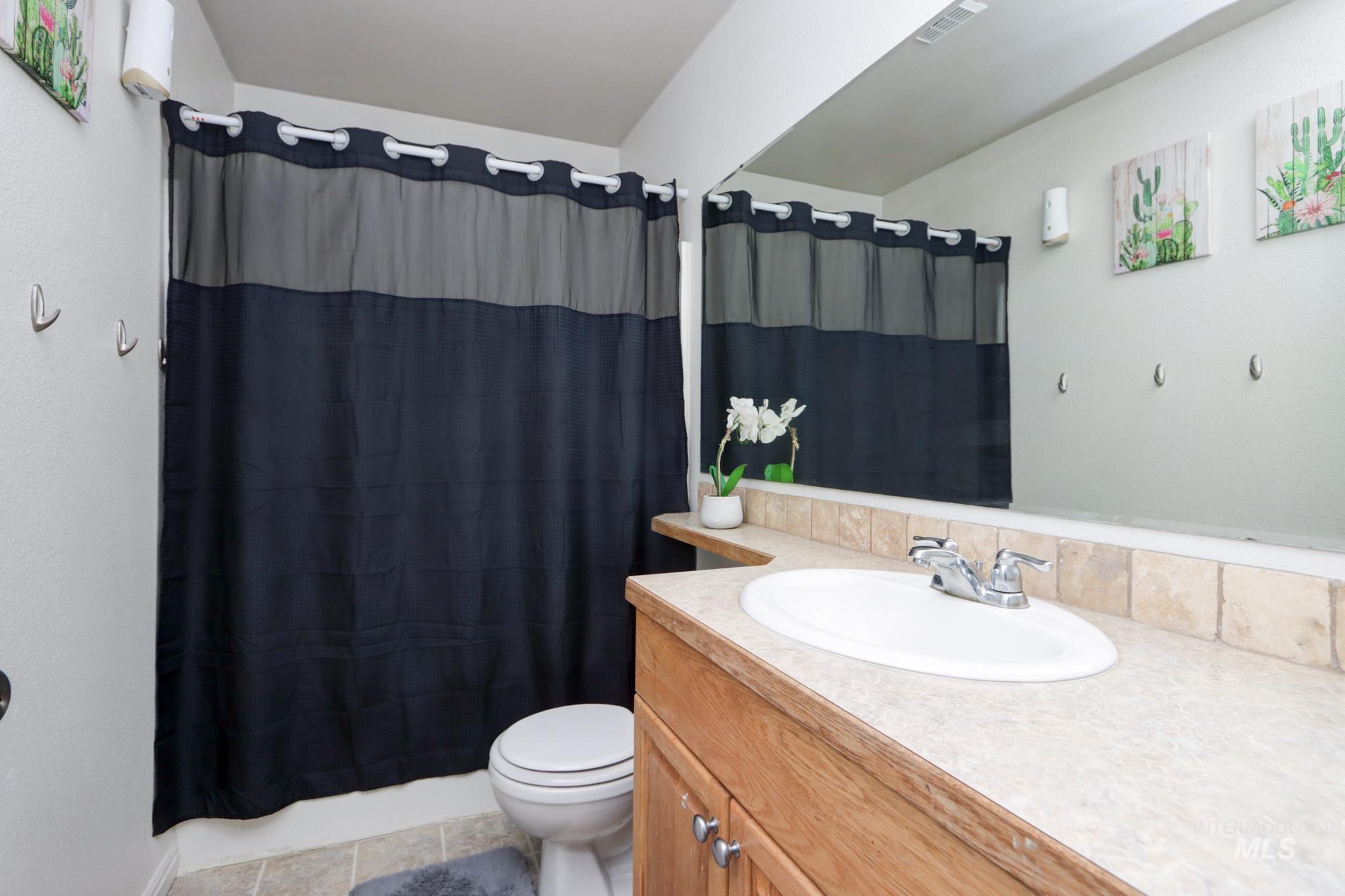 1010 North Rodeo Street Parma, ID 83660 - Photo 14 of 19 Full bath featuring vanity and shower / bath combo with shower curtain