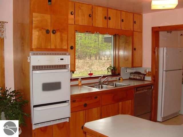 9194 Skegemog Point Road Williamsburg, MI 49690 - Photo 6 of 17 1736102-5.JPG