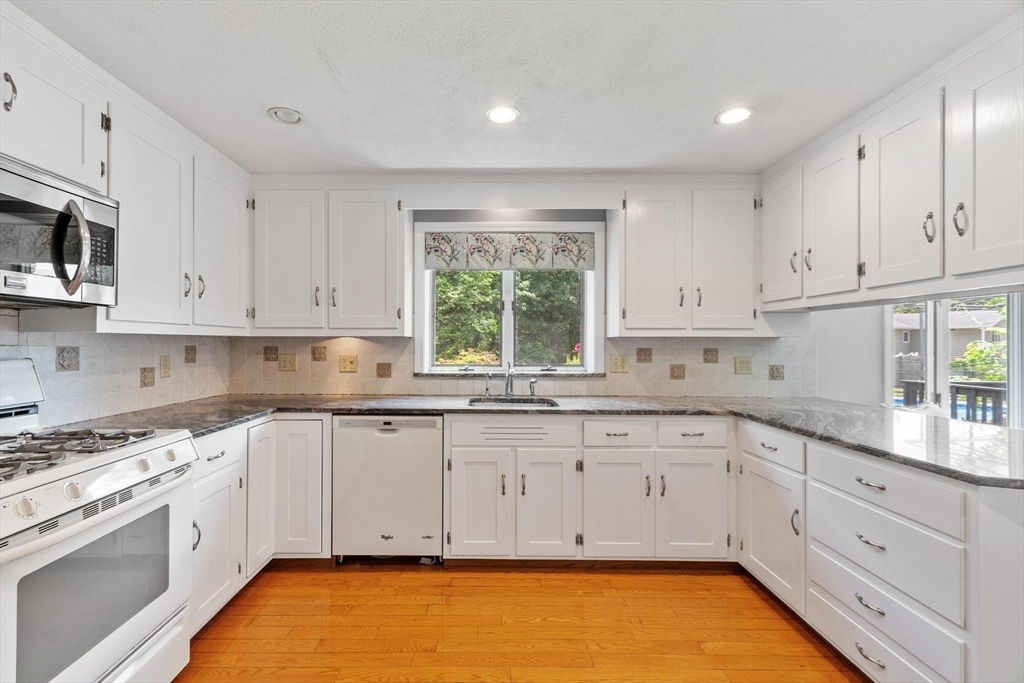 2 Rourke Lane Lynnfield, MA 01940 - Photo 10 of 40