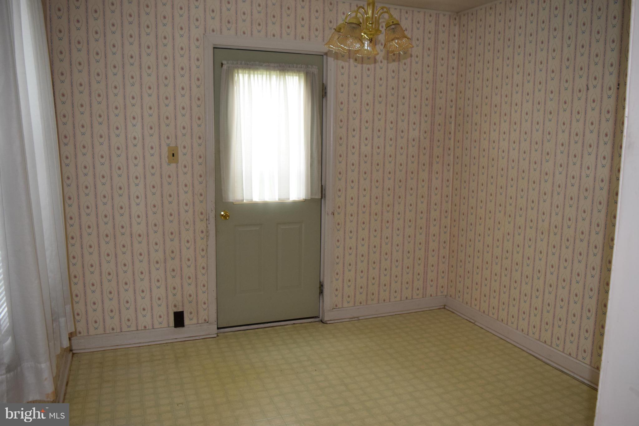 301 Nottingham Road Hagerstown, MD 21740 - Photo 5 of 11 an empty room with windows