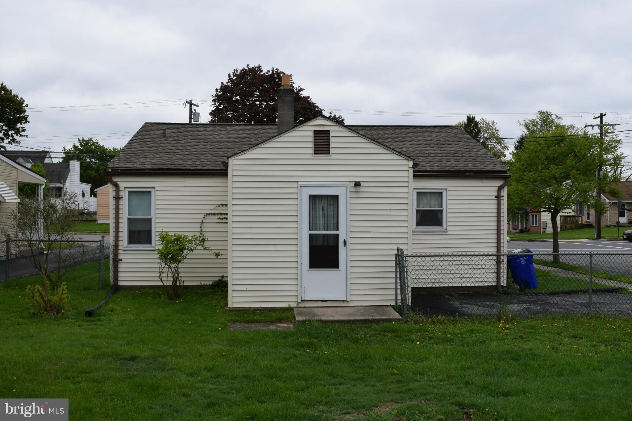 301 Nottingham Road Hagerstown, MD 21740 - Photo 10 of 11 a front view of a house with a garden