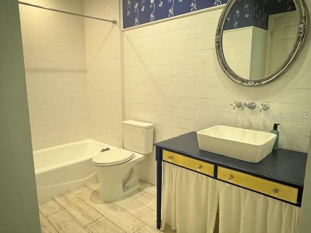 5511 Key W Place, Unit 5511 Bradenton, FL 34203 - Photo 12 of 38 a bathroom with a sink and a mirror